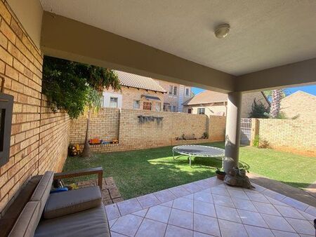 2 Bedroom Townhouse in Die Hoewes
