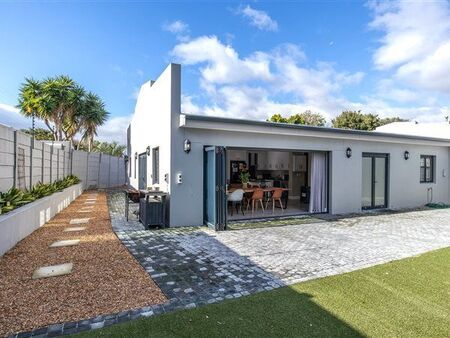 3 Bedroom House in Constantia