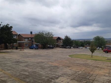 1 Bedroom Townhouse in Rietvalleirand