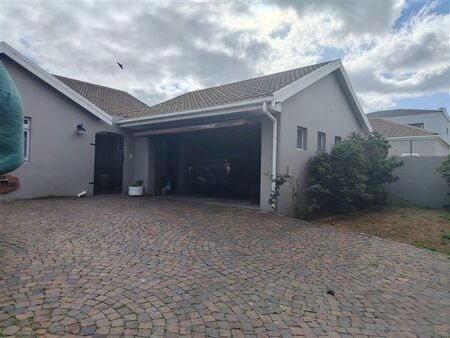 3 Bedroom House in Fairview Golf Estate