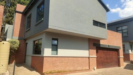 3 Bedroom duplex townhouse - freehold to rent in Ashlea Gardens, Pretoria