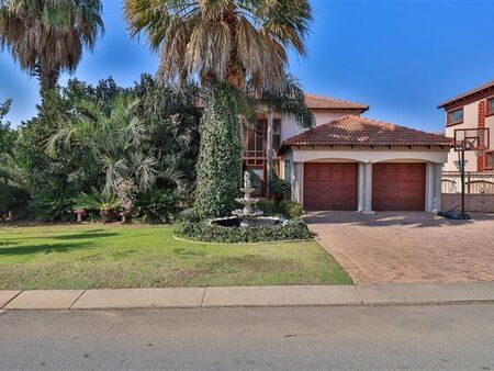 6 Bedroom House in Blue Valley Golf Estate