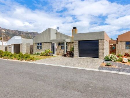2 Bedroom House in Gordons Bay Central
