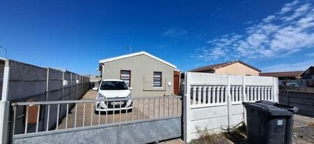 2 Bedroom house to rent in Rondevlei Park, Mitchells Plain