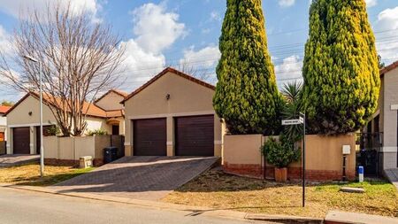 2 Bedroom cluster rented in Bloubosrand, Randburg