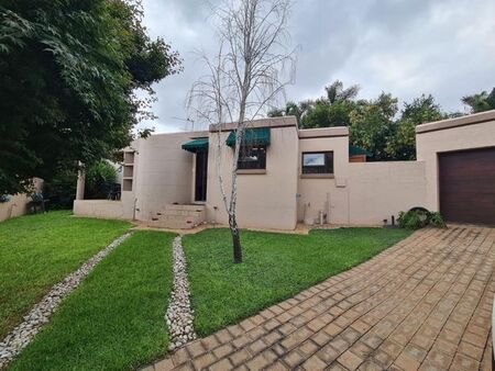 2 Bedroom cluster to rent in Radiokop, Roodepoort