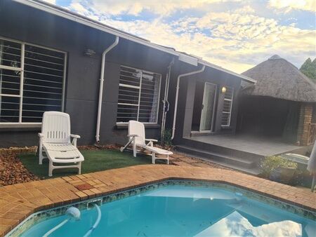 2 Bedroom House in Bromhof