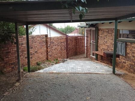 0.5 Bedroom Flat in Rooihuiskraal