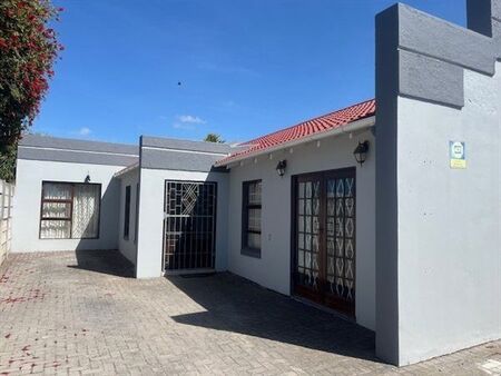 3 Bedroom House in Overbaakens