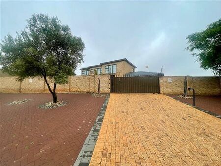 4 Bedroom House in Noordheuwel