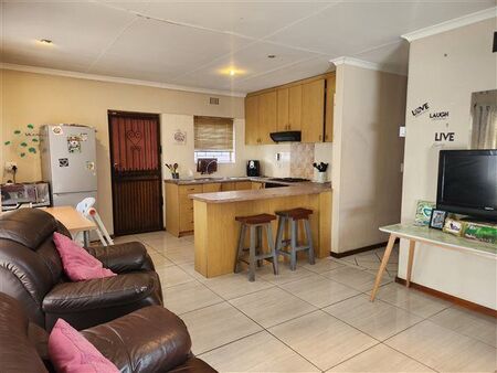 3 Bedroom House in Highbury