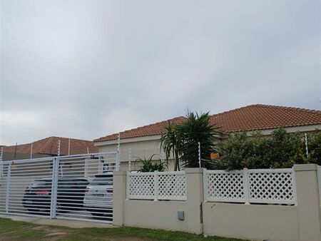 3 Bedroom House in Fairview Golf Estate