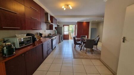2 Bedroom townhouse - sectional to rent in Bryanston, Sandton