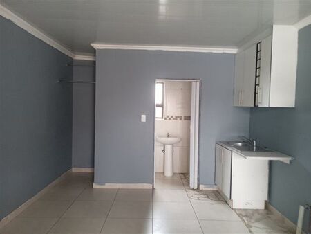 Bachelor apartment in Protea Glen