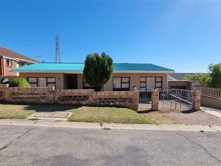 4 Bedroom House in Hillside