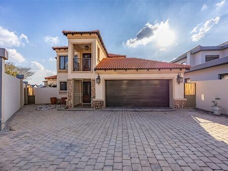 5 Bedroom House in Bronberg