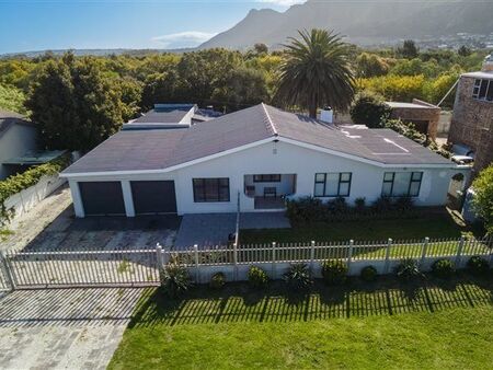 3 Bedroom House in Sandbaai