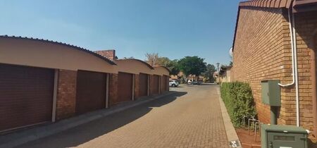 2 Bedroom townhouse - sectional to rent in Clubview, Centurion