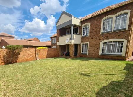 2 Bedroom Apartment in Die Hoewes