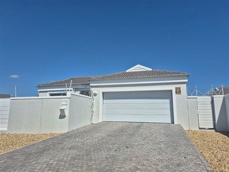 3 Bedroom House in Sunningdale