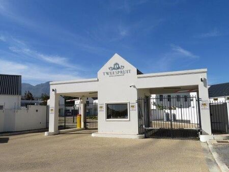 4 Bedroom House in Nuutgevonden