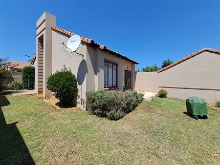 2 Bedroom Apartment in Mooikloof Ridge
