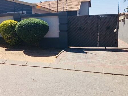 3 Bedroom House in Mondeor