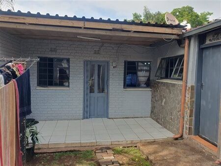 2 Bedroom House in Bezuidenhout Valley