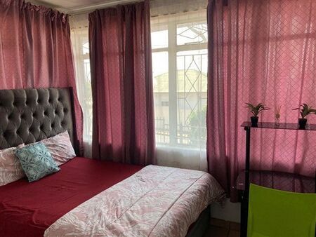 Bachelor apartment in Kensington