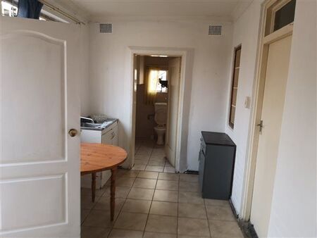 Bachelor apartment in Sunnyridge