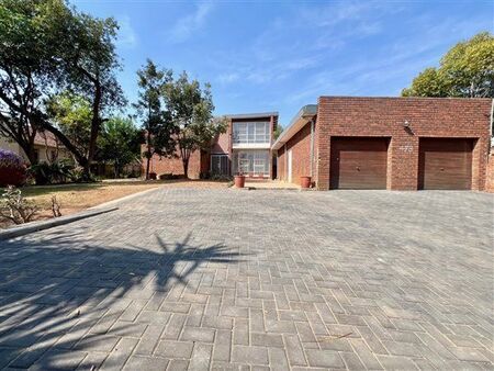4 Bedroom House in Waterkloof Ridge
