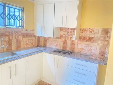 Bachelor apartment in Protea South