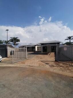 0.5 Bedroom Flat in Doornpoort