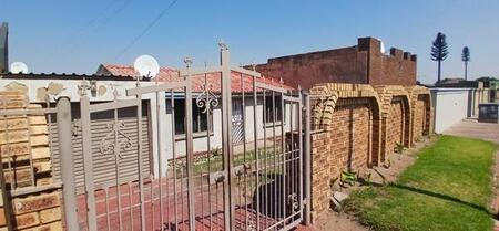 2 Bedroom House in Meadowlands