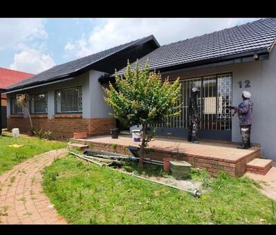 3 Bedroom House in Robertsham