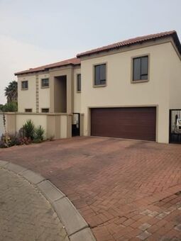4 Bedroom House in Glen Marais