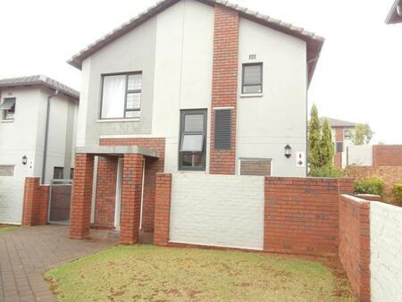 3 Bedroom Townhouse in Rooihuiskraal North