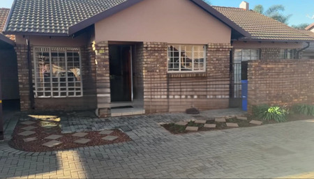 3 Bedroom Townhouse in Pierre van Ryneveld