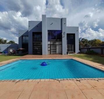 6 Bedroom House in Montana Park