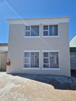 0.5 Bedroom Flat in Parklands