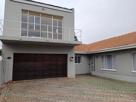 3 Bedroom House in Roodekrans