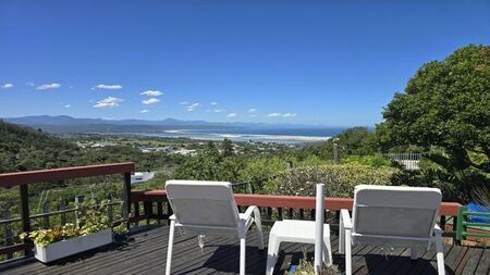 1 Bedroom bachelor flat to rent in Bowtie, Plettenberg Bay