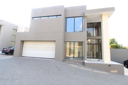 3 Bedroom House in Ferndale