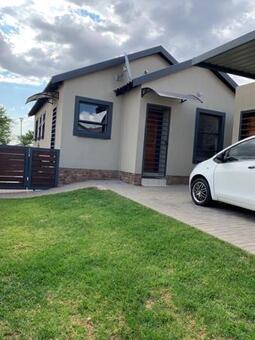 2 Bedroom House in Kosmosdal