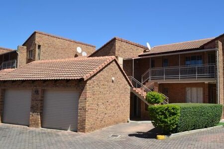 3 Bedroom Townhouse in Die Hoewes