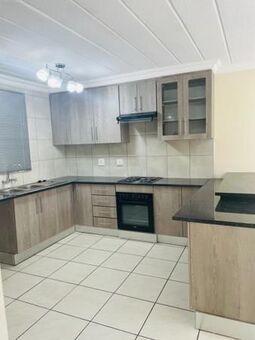 3 Bedroom Apartment in Die Hoewes