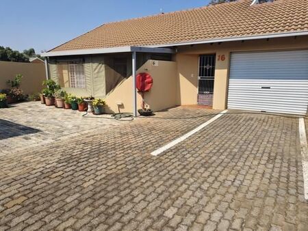2 Bedroom Townhouse in Die Hoewes
