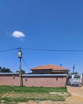 2 Bedroom House in Roodepoort Central