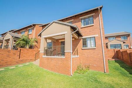 4 Bedroom House in Mooikloof Ridge