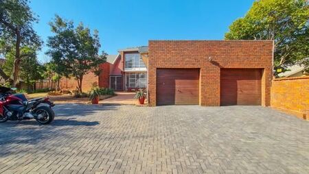 5 Bedroom House in Waterkloof Ridge